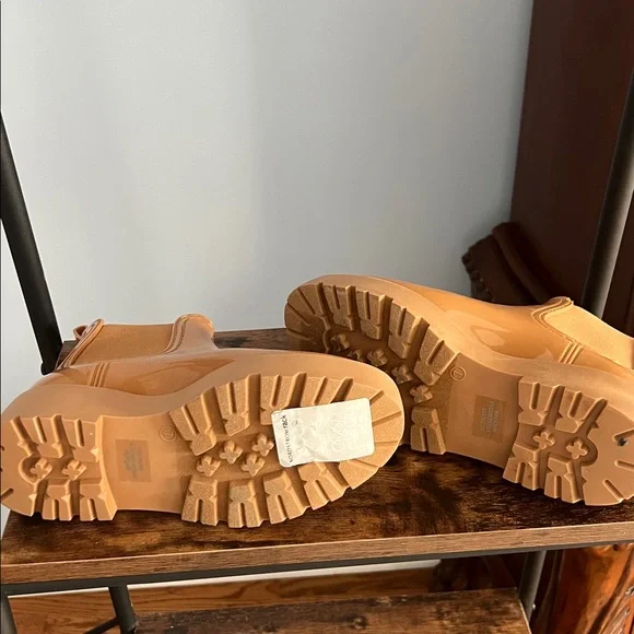 Dolce Vita Thunder H2O Boot- size 7 - Picture 4 of 6